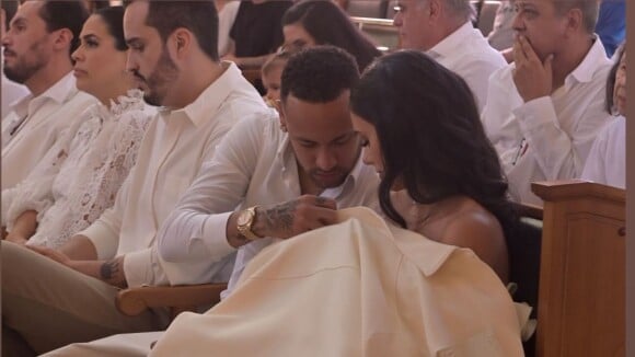 Neymar mostra novas fotos do batizado de Mavie e web vibra com intimidade com Bruna Biancardi: 'Juntinhos'
