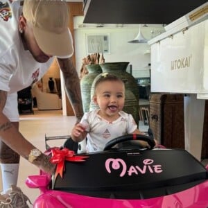 Após o batizado, Mavie ganhou um carro cor-de-rosa e se encantou com o presente de Neymar