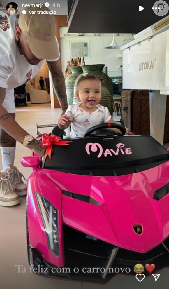 Após o batizado, Mavie ganhou um carro cor-de-rosa e se encantou com o presente de Neymar