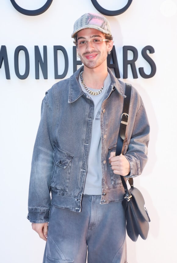 João Guilherme elegeu um look jeans de calça e jaqueta combinando, além de um boné do mesmo tecido