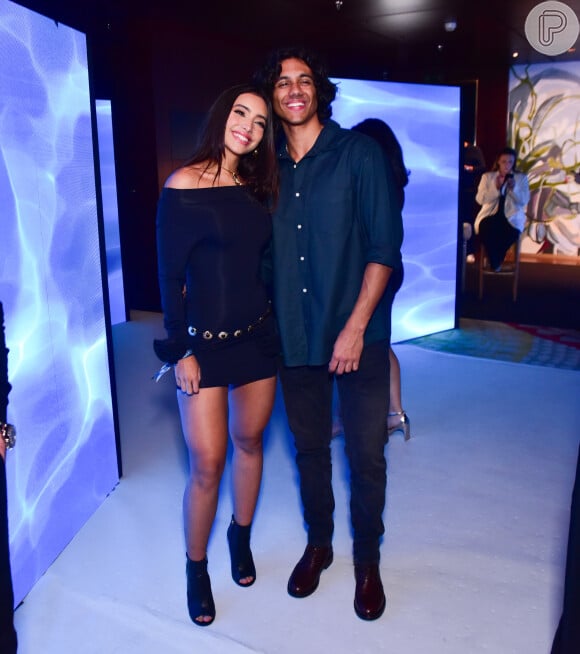 Vanessa Lopes teve a companhia do namorado, o cantor Lucas Mamede, na festa de 36 anos de Yasmin Brunet