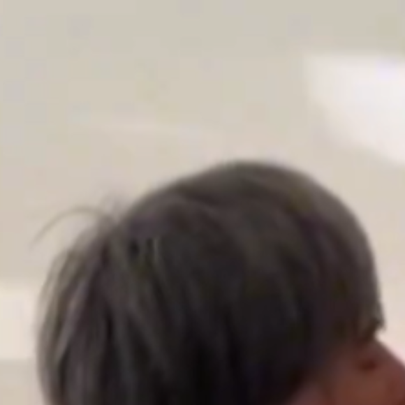 No vídeo, Glória Pires segura Ana Morais pelo rosto e dá diversos selinhos na filha