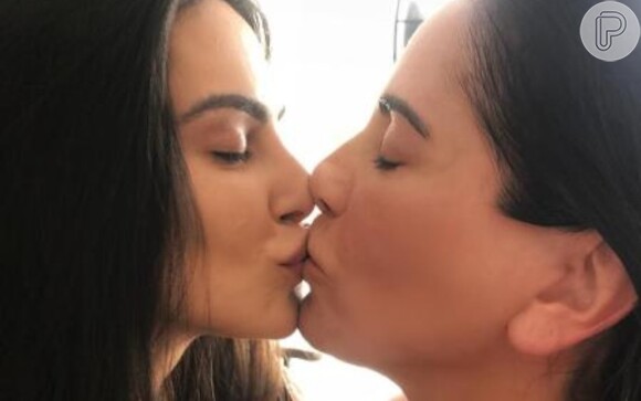 Glória Pires já foi vista dando selinhos nas outras filhas