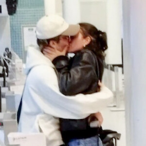 Bruna Marquezine e João Guilherme se beijam em fotos tiradas por paparazzo, confirmando o romance entre eles