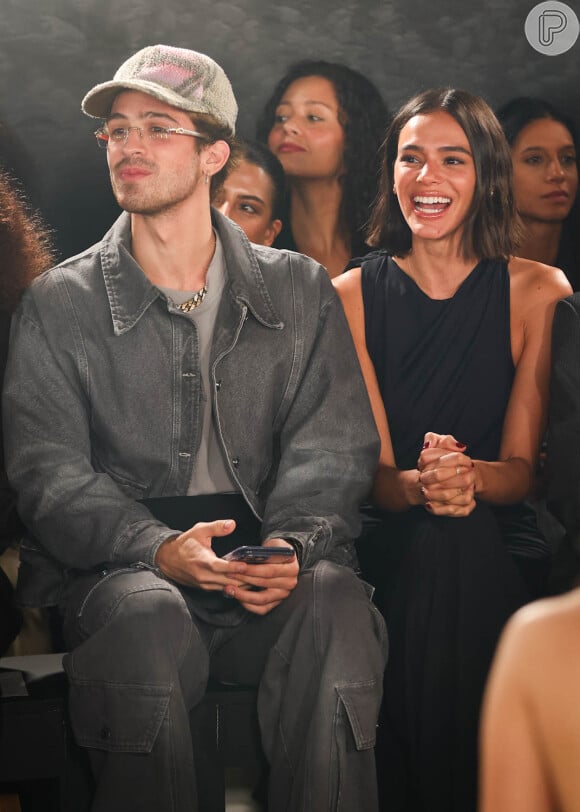 Bruna Marquezine e João Guilherme assistiram juntinhos ao desfile da grife de Sasha Meneghel