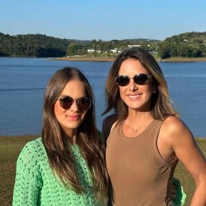 Ticiane Pinheiro e Rafaella Justus posaram juntas de óculos escuros