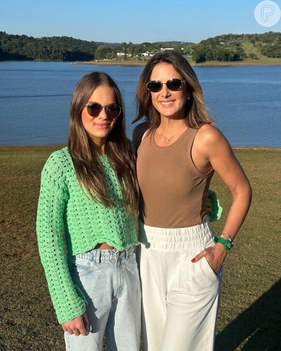 Ticiane Pinheiro e Rafaella Justus posaram juntas de óculos escuros