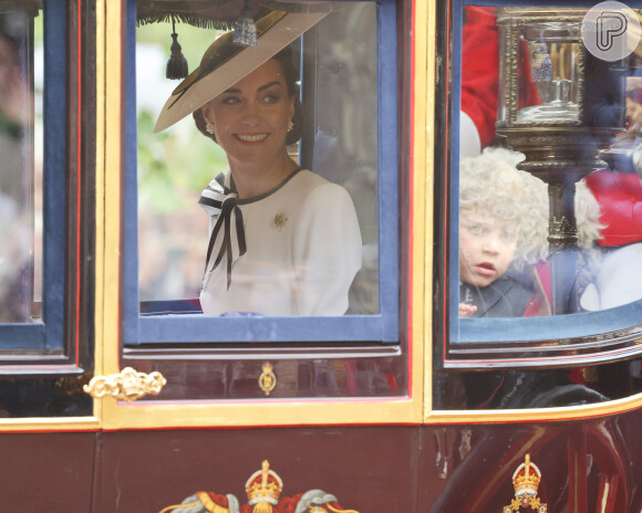 Kate Middleton marcou presença no Trooping the Colour neste sábado (14), fazendo sua 1ª aparição desde anúncio de câncer