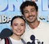 Casal Disney! Larissa Manoela e André Luiz Frambach combinam estampas do Mickey para ver show de patinação. Veja looks!