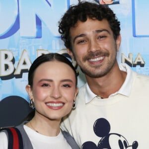 Casal Disney! Larissa Manoela e André Luiz Frambach combinam estampas do Mickey para ver show de patinação. Veja looks!