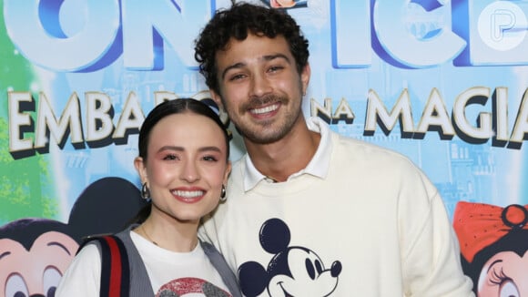 Casal Disney! Larissa Manoela e André Luiz Frambach combinam estampas do Mickey para ver show de patinação. Veja looks!