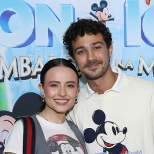 Larissa Manoela e André Luiz Frambach combinam estampas do Mickey para ver show de patinação Disney On Ice no Rio de Janeiro em 19 de junho de 2024: atores se casaram em dezembro de 2023