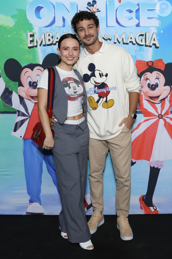 Larissa Manoela e André Luiz Frambach combinam estampas do Mickey para ver show de patinação Disney On Ice no Rio de Janeiro em 19 de junho de 2024: atores se casaram em dezembro de 2023