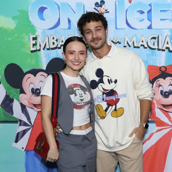 Larissa Manoela e André Luiz Frambach combinam estampas do Mickey para ver show de patinação Disney On Ice no Rio de Janeiro em 19 de junho de 2024: atores se casaram em dezembro de 2023