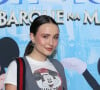 Larissa Manoela escolheu blusa e colete de alfaitaria e combinou com blusa estampada com rosto de Mickey Mouse