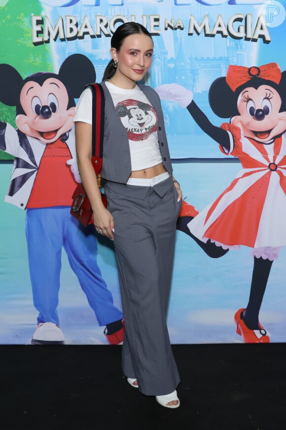 Larissa Manoela escolheu blusa e colete de alfaitaria e combinou com blusa estampada com rosto de Mickey Mouse