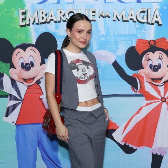 Larissa Manoela escolheu blusa e colete de alfaitaria e combinou com blusa estampada com rosto de Mickey Mouse