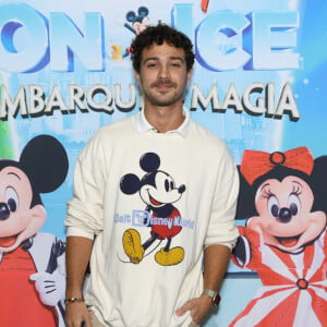 Marido de Larissa Manoela, André Luiz Frambach escolheu um pulóver com o desenho de Mickey Mouse
