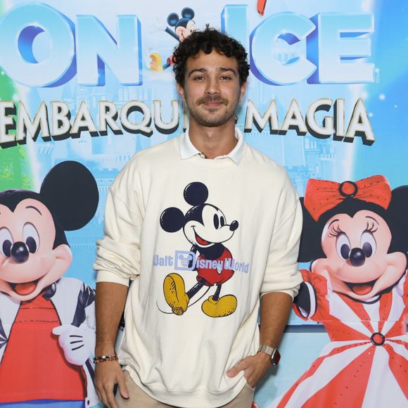 Marido de Larissa Manoela, André Luiz Frambach escolheu um pulóver com o desenho de Mickey Mouse