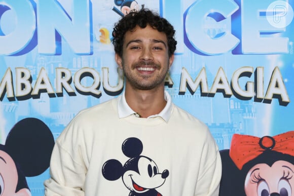 Marido de Larissa Manoela, André Luiz Frambach prestigiou show de Patinação da Disney