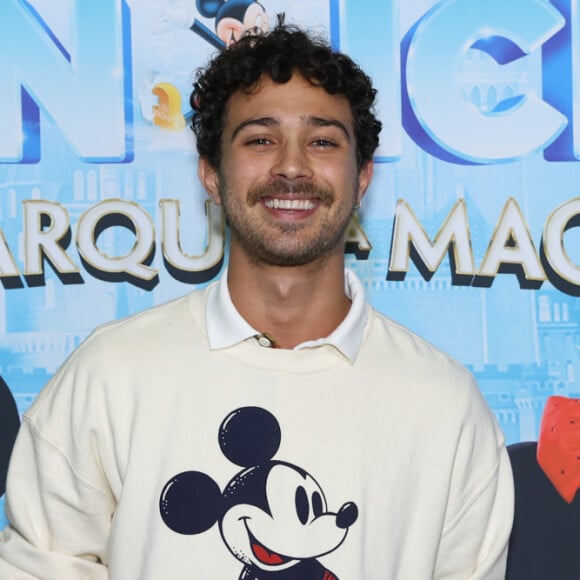 Marido de Larissa Manoela, André Luiz Frambach prestigiou show de Patinação da Disney