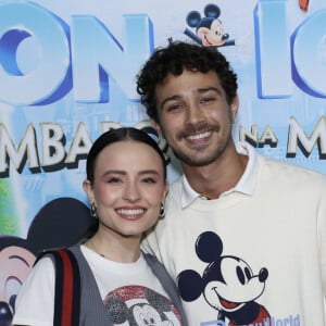 Larissa Manoela foi com o marido, André Luiz Frambach, ao show de patinação da Disney, e casal combinou look com estampa de Mickey Mouse