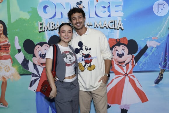 Larissa Manoela foi com o marido, André Luiz Frambach, ao show de patinação da Disney, e casal combinou look com estampa de Mickey Mouse