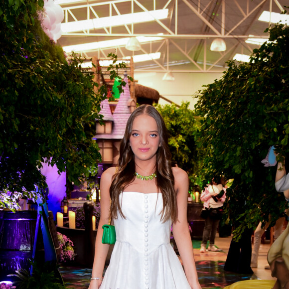 Quem chamou atenção na festa foi Rafa Justus, que elegeu um vestido floral delicado para a ocasião