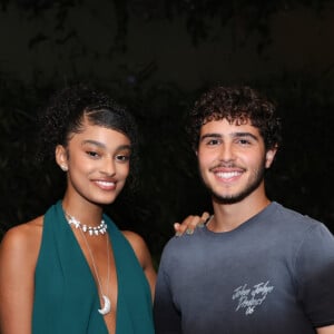 Teca da novela 'Renascer', Lívia Silva posou com Igor Jansen em sua festa de 19 anos