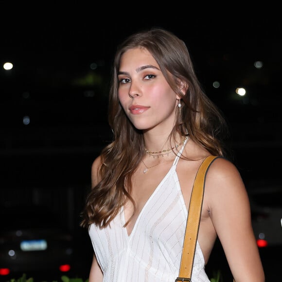 Gabriela Medeiros apostou em vestido branco para a festa de 19 anos de Lívia Silva, a Teca da novela 'Renascer'