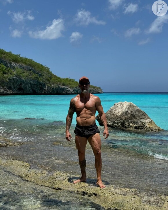Marcos Mion, com 45 anos, praticamente zerou sua gordura corporal e está com um corpo perfeito