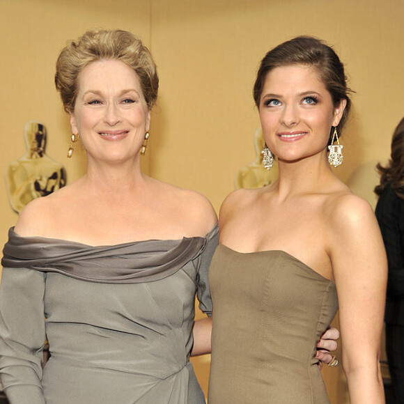 Filha famosa de Meryl Streep se assume lésbica e exibe 1ª foto com namorada no dia do aniversário da mãe: 'Abençoada'