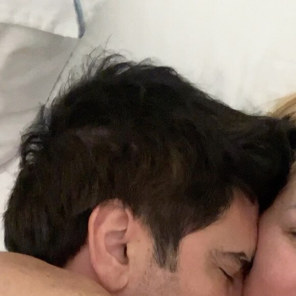 Ana Hickmann e Edu Guedes aparecem juntinhos na cama em vídeo publicado pela apresentadora