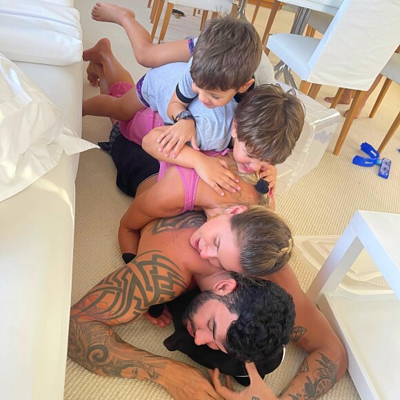 Os filhos de Andressa Suita e Gusttavo Lima dirigiram nos jardins da mansão dos artistas