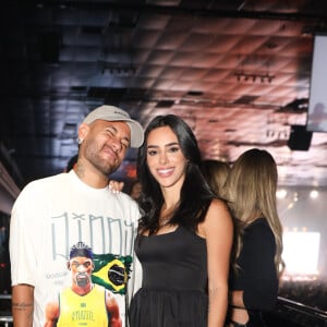 Neymar e Bruna Biancardi posaram para os fotógrafos presentes