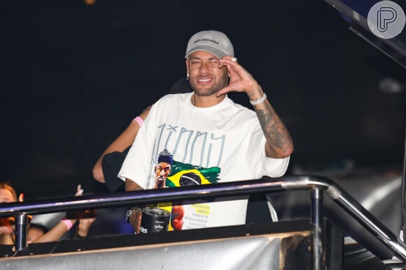 Simpático, Neymar fez a alegria do público do show