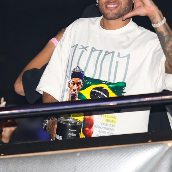 Simpático, Neymar fez a alegria do público do show