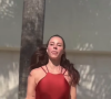 Nesta seguna-feira (08), Paolla Oliveira publicou um vídeo usando um macacão vermelho coladinho e refletindo sobre sua rotina de exercícios físicos