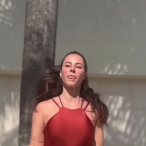 Nesta seguna-feira (08), Paolla Oliveira publicou um vídeo usando um macacão vermelho coladinho e refletindo sobre sua rotina de exercícios físicos