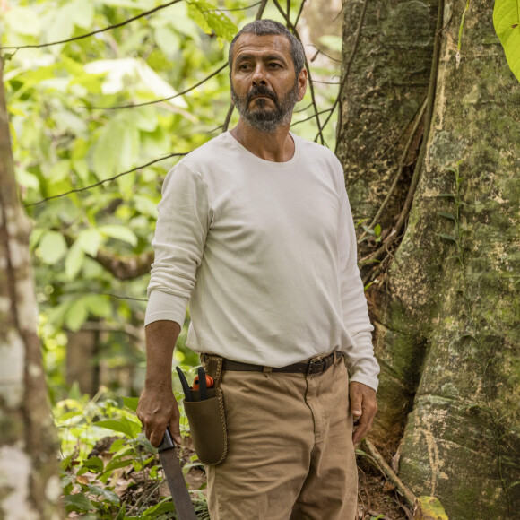 José Inocêncio (Marcos Palmeira) avisa aos filhos que, para se afastar da fazenda, os três deverão tomar conta de tudo juntos.