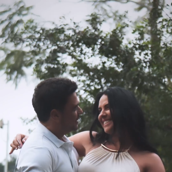 Zezé Di Camargo acariciou a barriga de gravidez de Graciele Lacerda