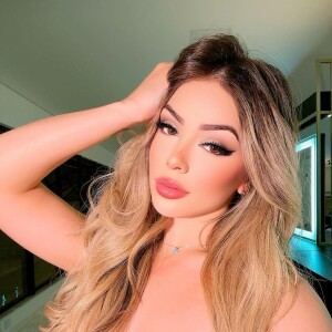 Melody compartilhou um vídeo em que Anitta rasga elogios a ela durante reunião profissional: 'Novidades vem aí'