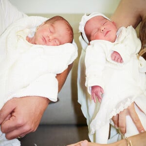 Filhos gêmeos de Sorocaba e Biah Rodrigues, Angelina e Zion, combinaram lookinho para deixarem maternidade em 14 de julho de 2024