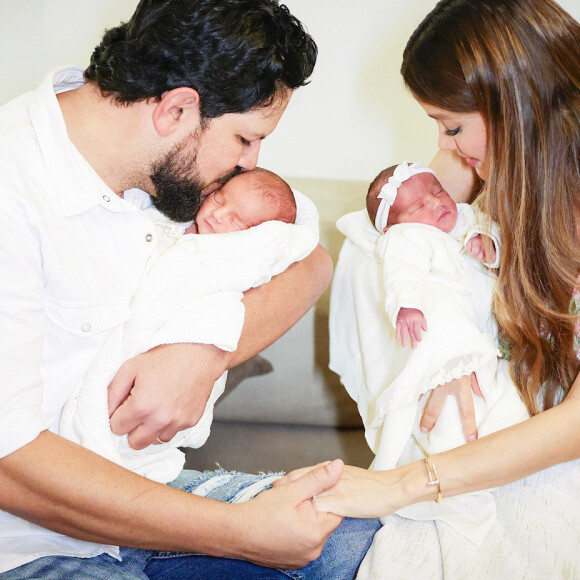 Sorocaba e Biah Rodrigues fizeram carinho nos filhos, Angelina e Zion