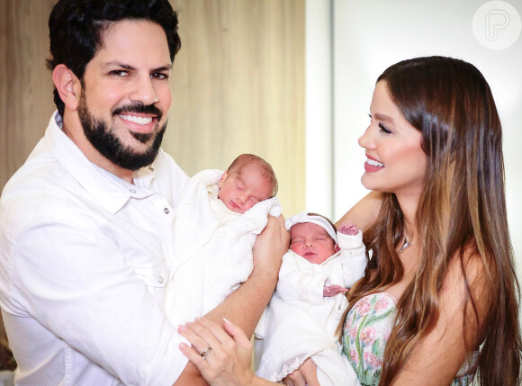 Sorocaba e Biah Rodrigues posaram para fotos com os gêmeos, Angelina e Zion