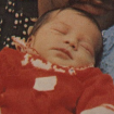 Em 1977, essa bebê cabeluda era uma 'nepobaby' antes mesmo da gíria existir; hoje é destaque em série da Netflix. Reconhece?