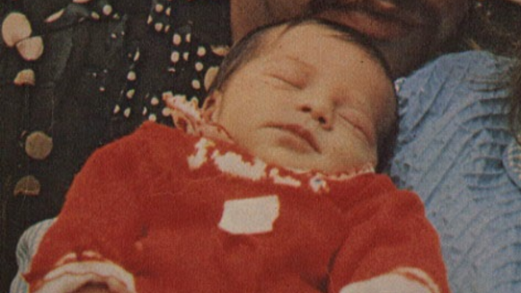 Em 1977, essa bebê cabeluda era uma 'nepobaby' antes mesmo da gíria existir; hoje é destaque em série da Netflix. Reconhece?