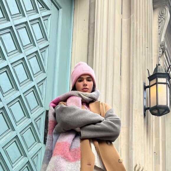 Cachecol e gorro fazem parte dos itens de viagem de Bruna Marquezine