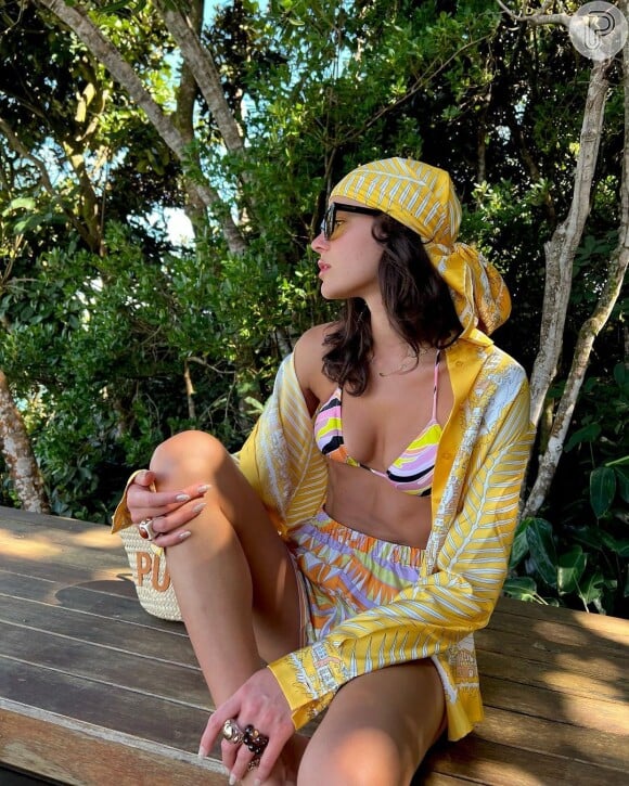 Bruna Marquezine aposta em bandana em viagem de férias