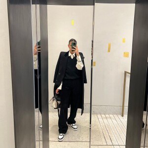 All black fazem parte dos looks queridinhos de Bruna Marquezine em viagens